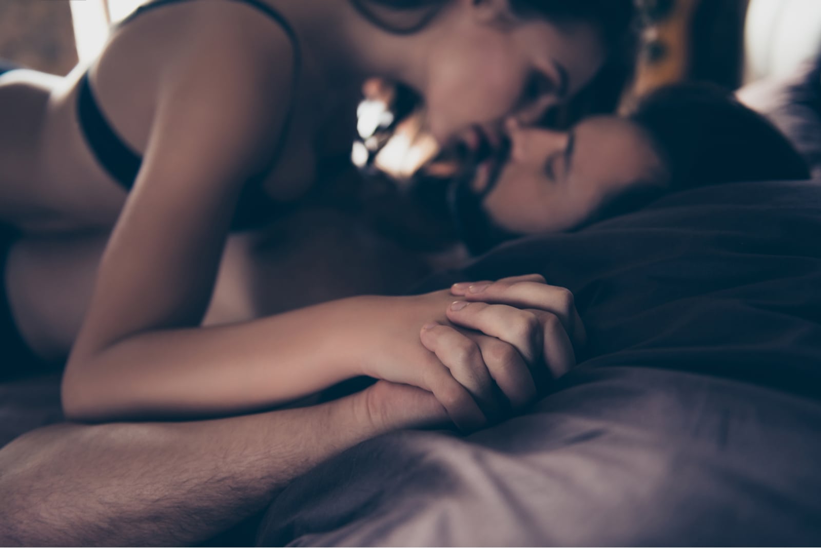 Эротичная девка предпочитает нежный секс на кухне рано утром