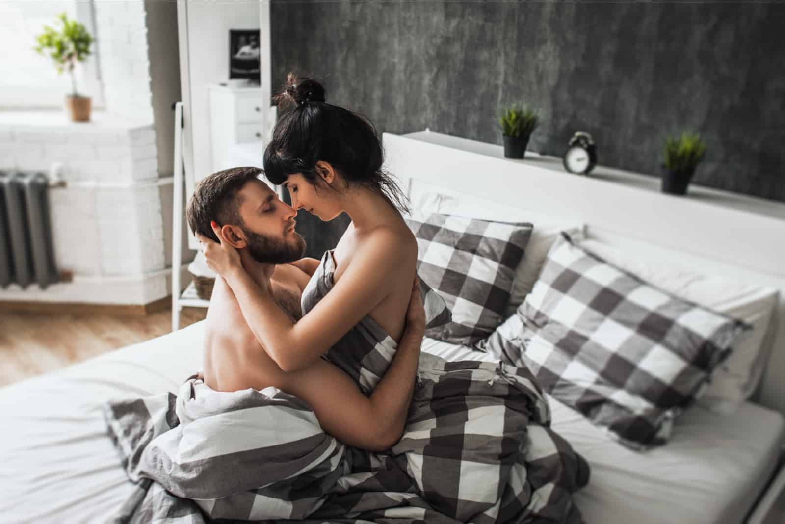 Молодая пара в спальне - 44 фото