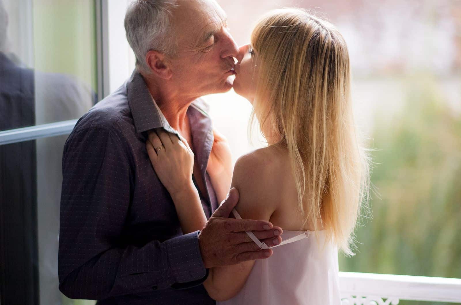 Красотка со светлыми волосами целуется со стариком и занимается с ним сексом