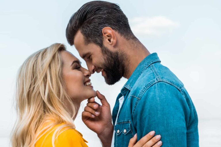 um casal sorridente que se abraça