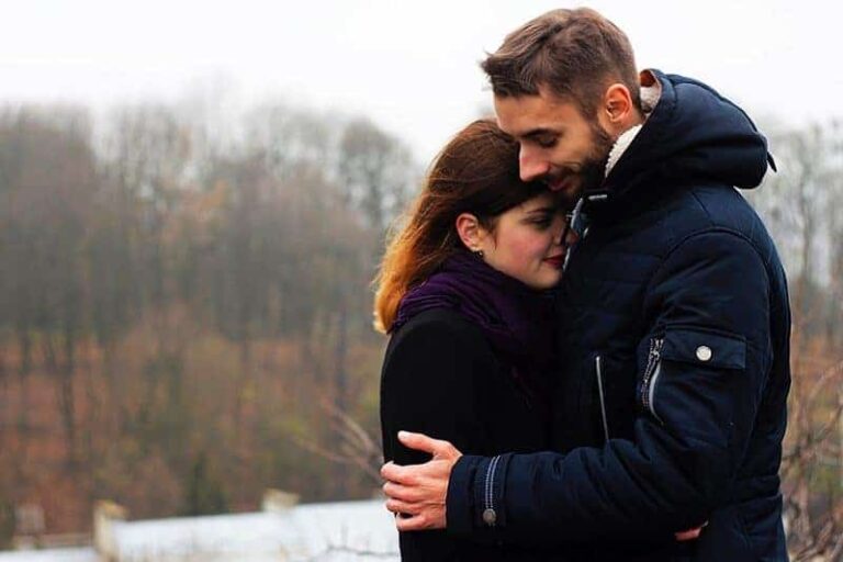 bella coppia che si abbraccia accanto all'acqua