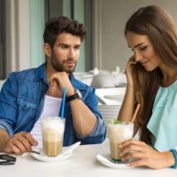 un uomo e una donna stanno parlando