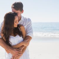 pareja abrazada en la playa