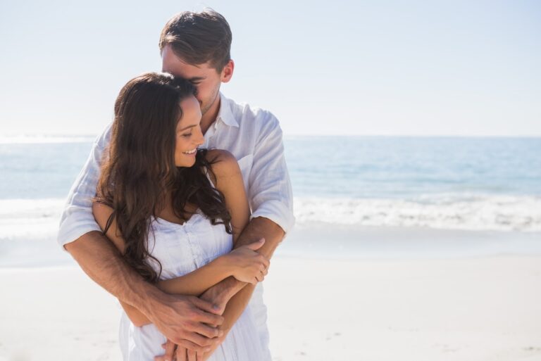 pareja abrazada en la playa