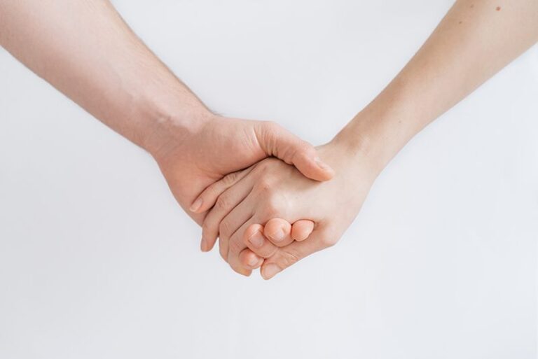 uomo e donna che si tengono per mano