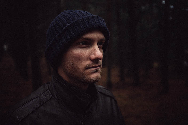 Uomo con berretto nel bosco