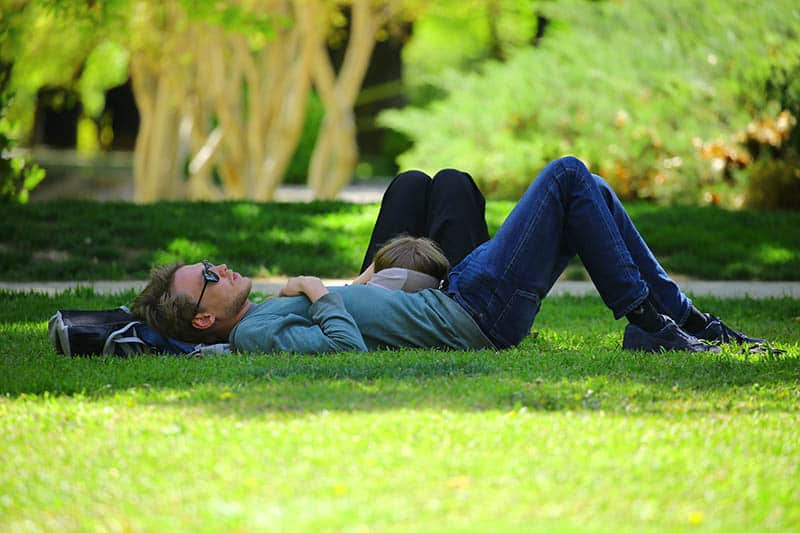 Pareja tumbada en la hierba en un parque