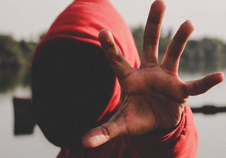 Signs He’s Not Ready to Commit (But You Just Don’t Want to See It)