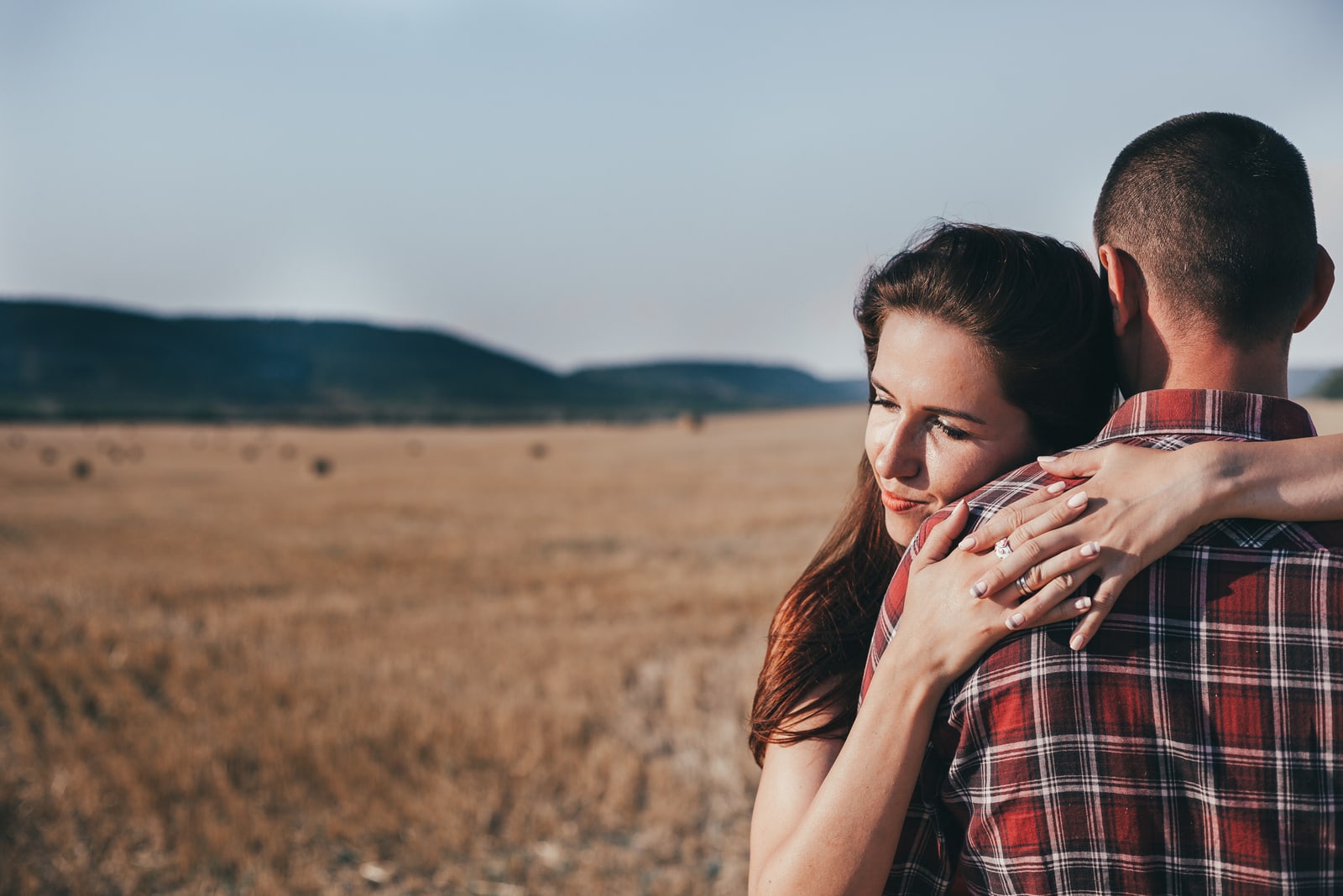 joven pareja abrazándose al aire libre