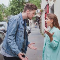 casal a discutir na rua