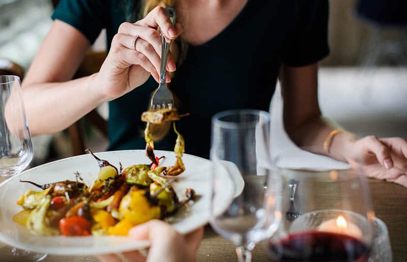 Donna al ristorante che mangia