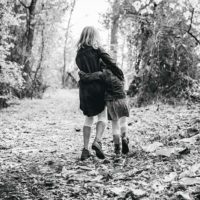 due bambine che si abbracciano