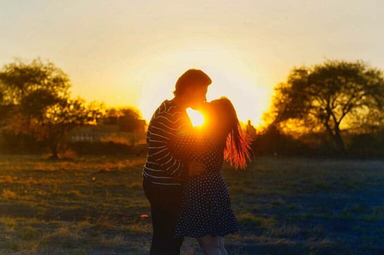 Find Out (In One Word) What Describes Your Relationship Based On The Pictures You Choose