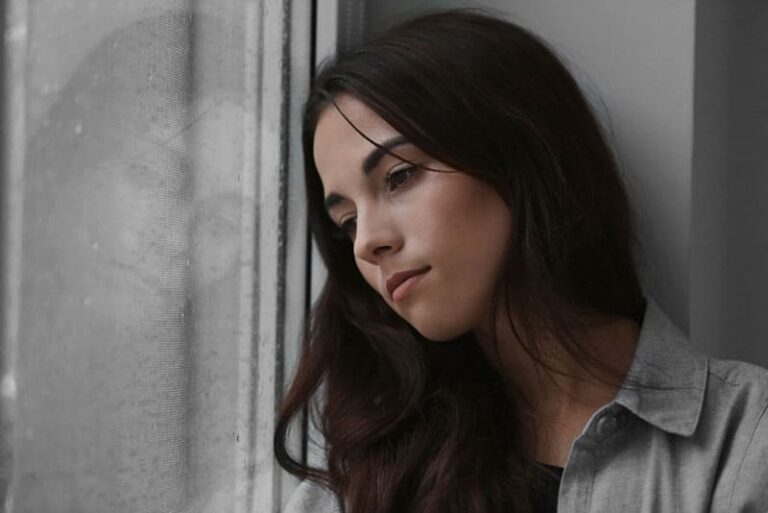 donna ansiosa seduta alla finestra