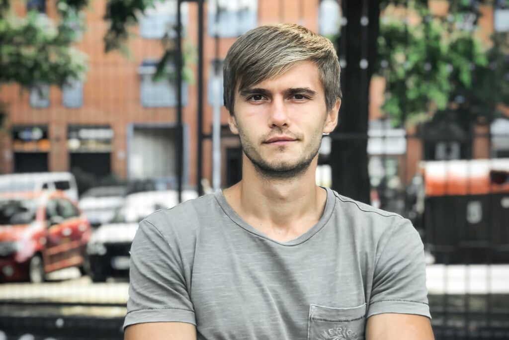 un joven musculoso con una camiseta gris