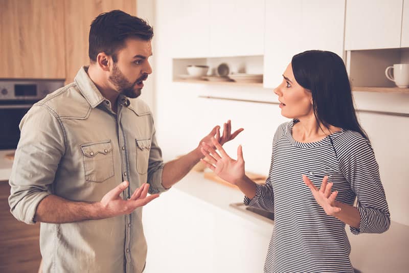 pareja discutiendo en la cocina