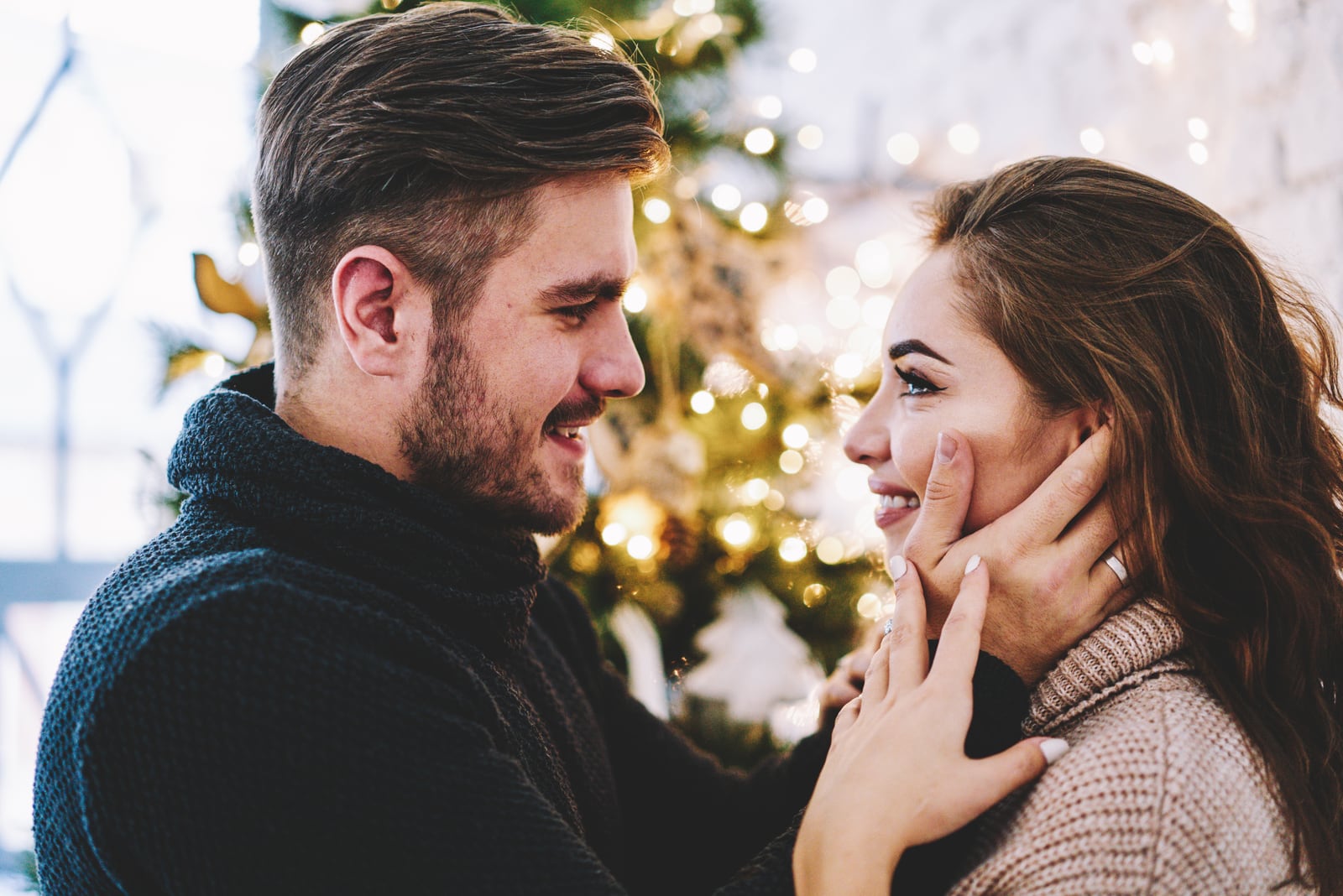 pareja con lindas sonrisas sintiendo placer