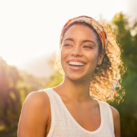 hermosa mujer sonriendo