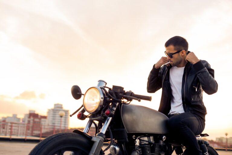 uomo cavaliere bello con barba