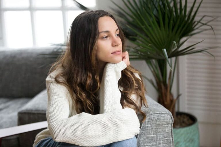 mujer de mente triste mirando hacia otro lado