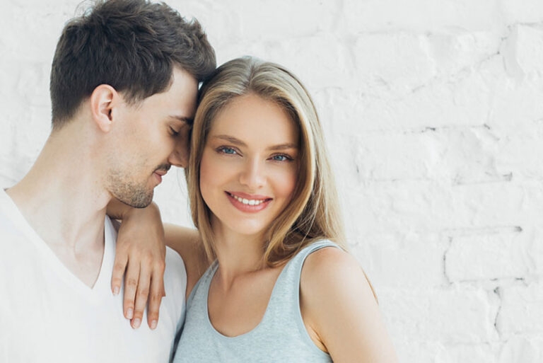 uomo innamorato in piedi con donna sorridente