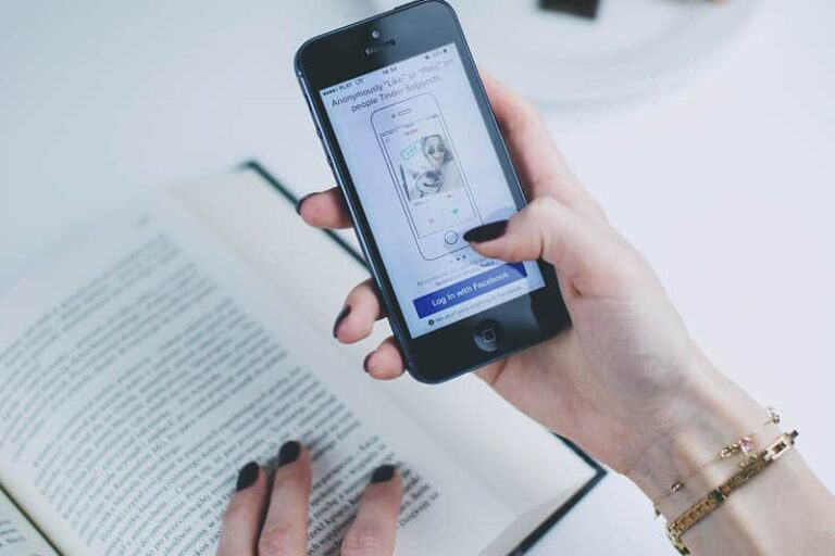 6 Annoying Things Insecure Couples Do On Social Media