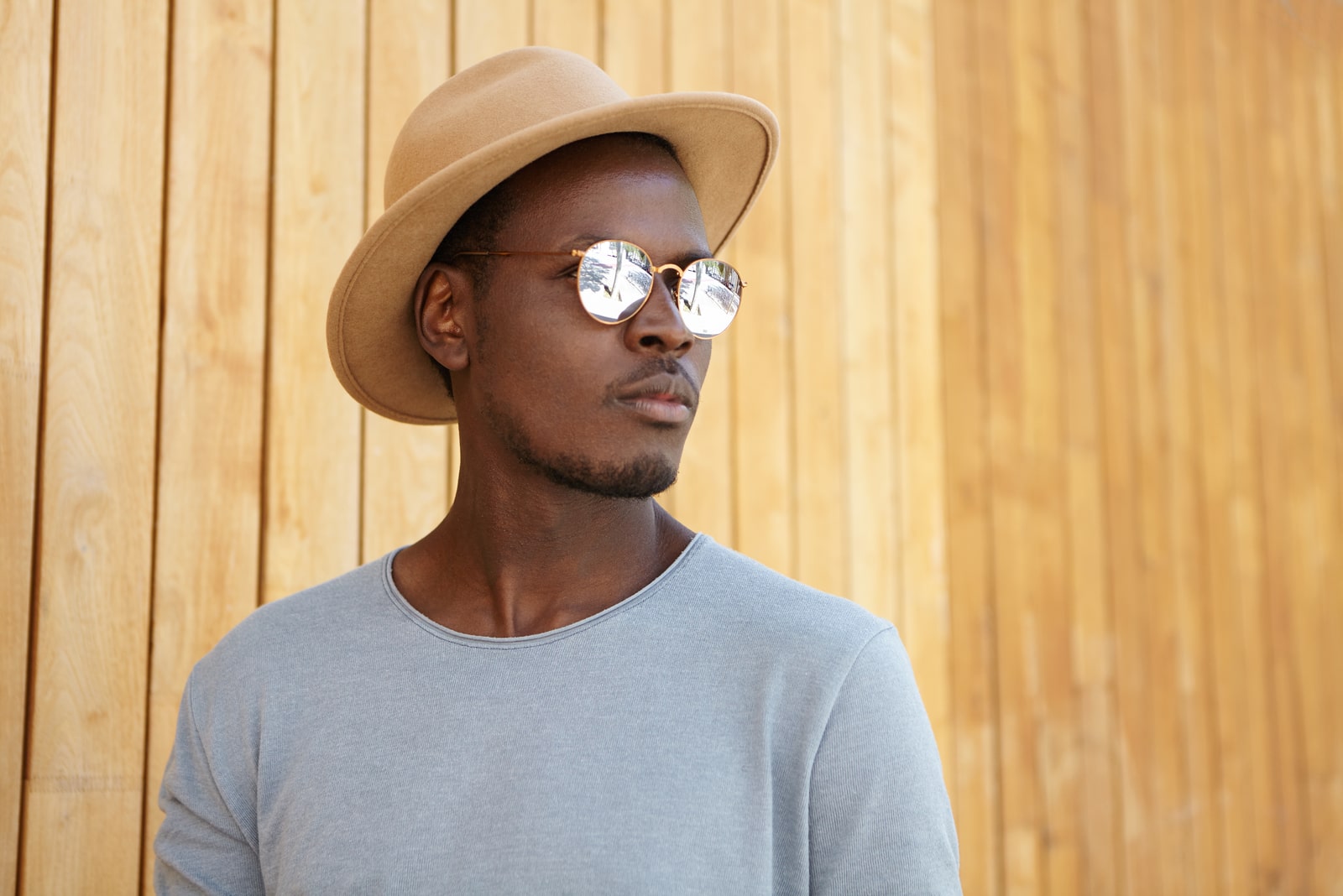 hombre barbudo con accesorios de moda