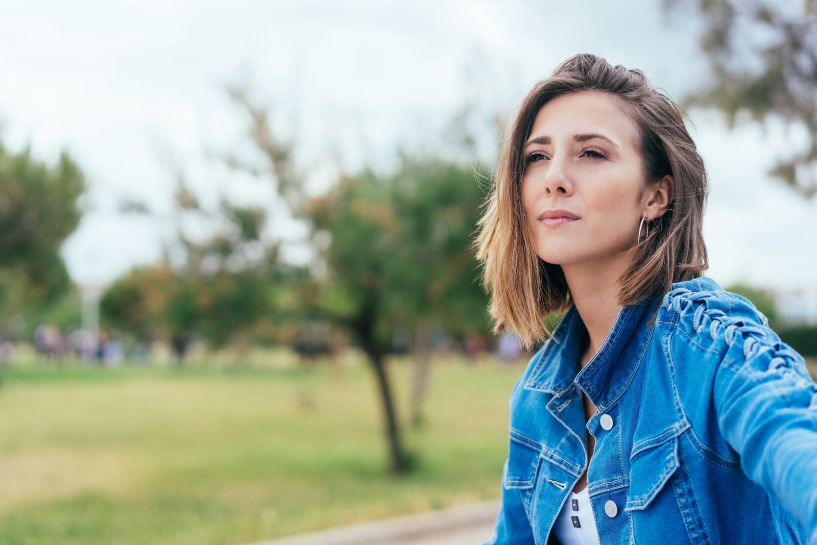 mujer sentada sola en el parque