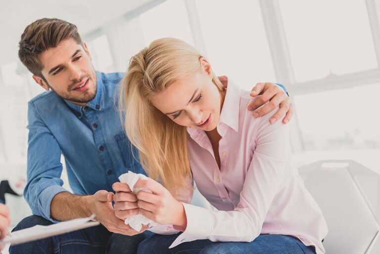 uomo che consola una donna triste