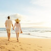 pareja paseando por la playa