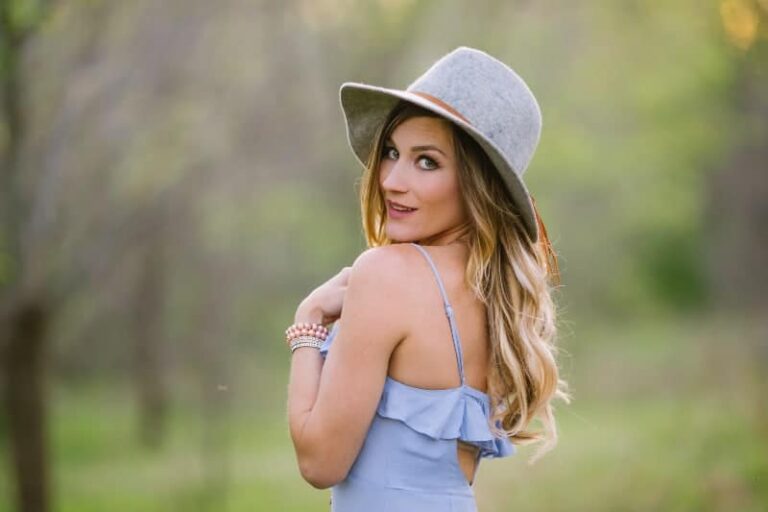 mujer atractiva con vestido azul y sombrero gris