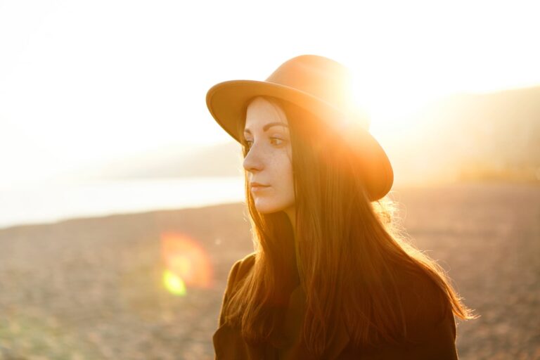 una bella ragazza con un cappello in testa