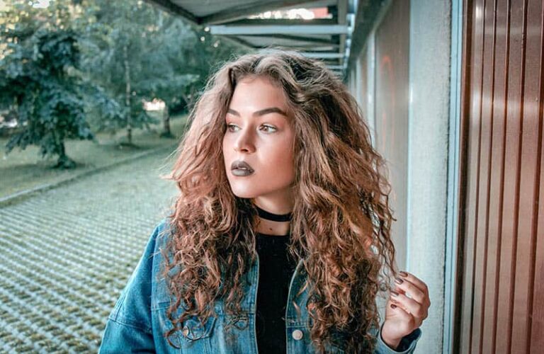 7 Ways An Outgoing Introvert Loves Differently