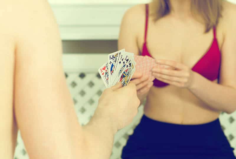 pareja jugando al strip poker en casa