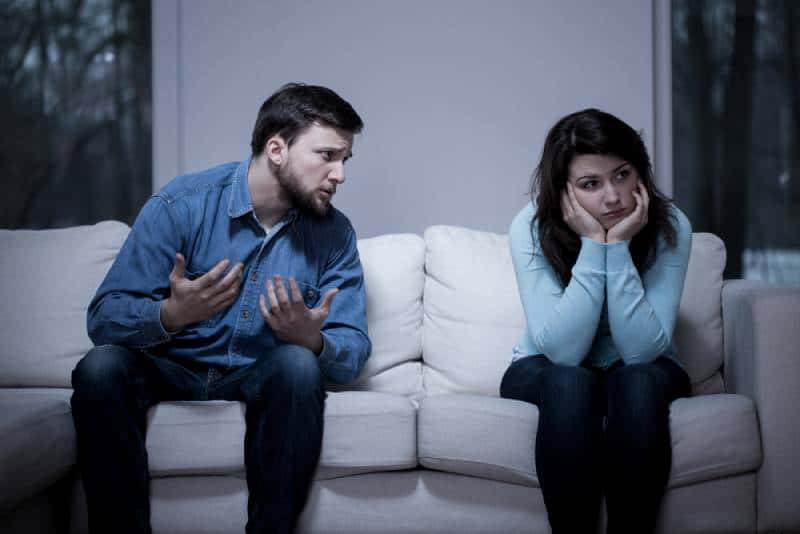 man apologizing to his girlfriend after quarrel