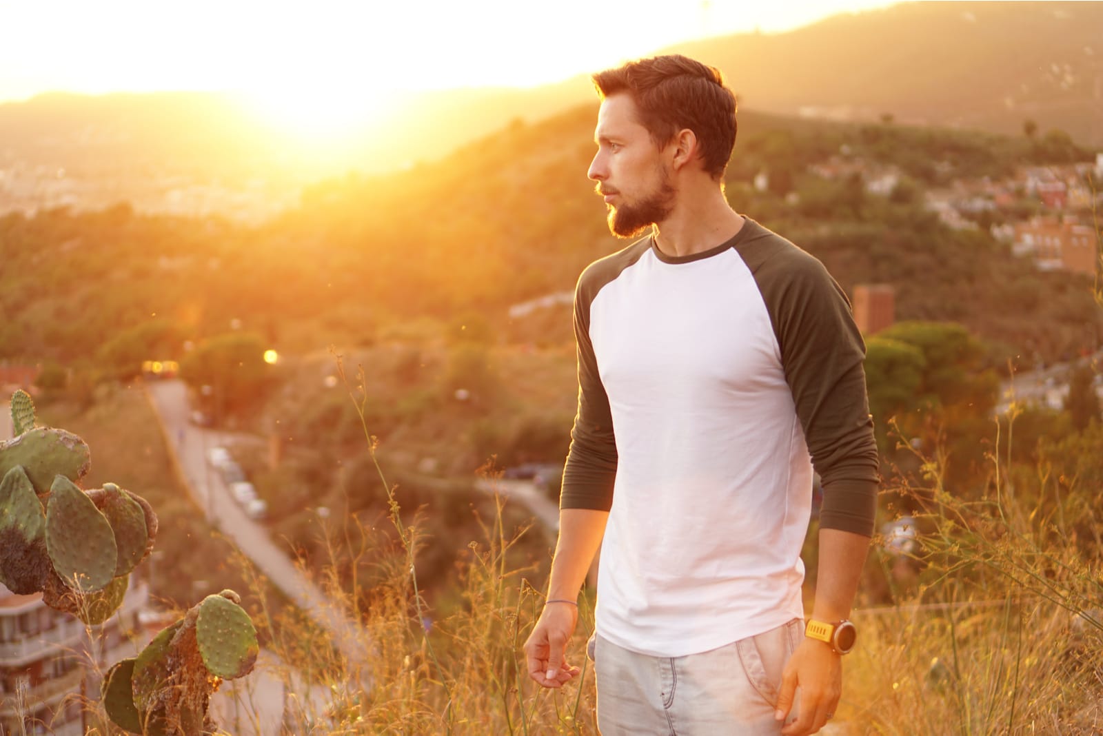 hombre solo al aire libre