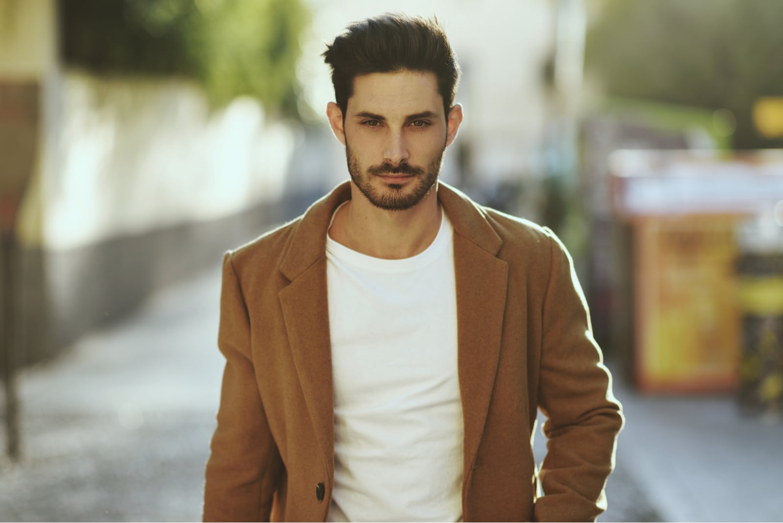 hombre con ropa de invierno en la calle