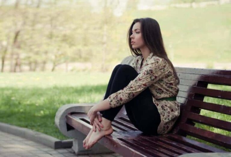 mujer solitaria en el parque