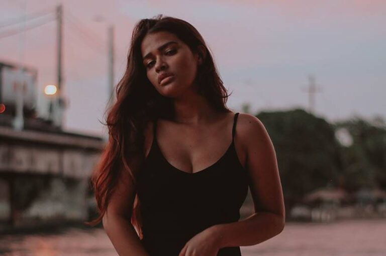 joven morena al aire libre