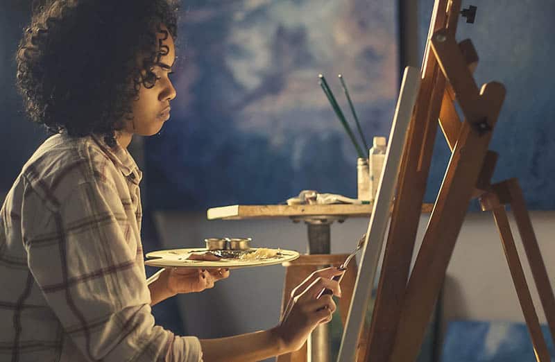 Mujer pintando un cuadro