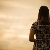 mujer solitaria de pie al aire libre