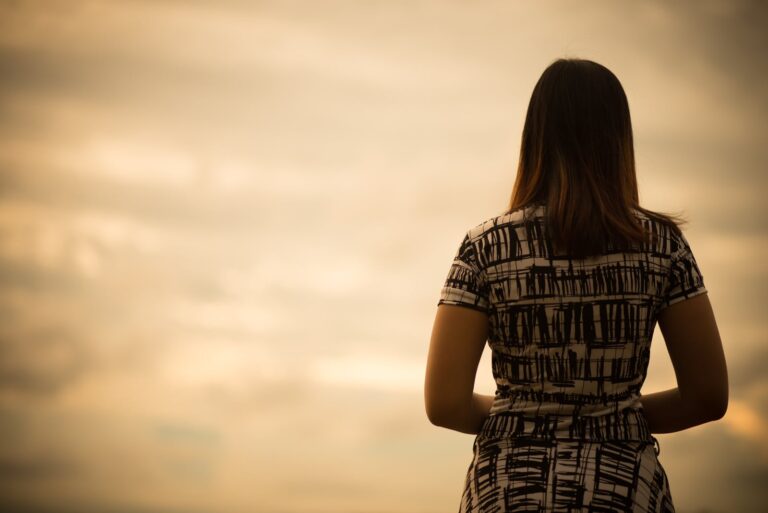 mulher solitária de pé ao ar livre