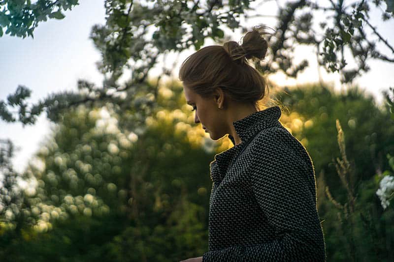 Mujer paseando por la naturaleza