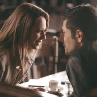 primer plano de hombre y mujer mirandose en cafe