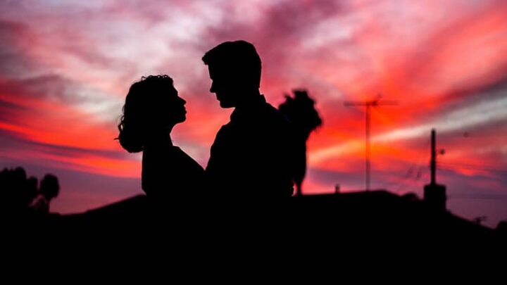 14 segni più romantici di amore a prima vista