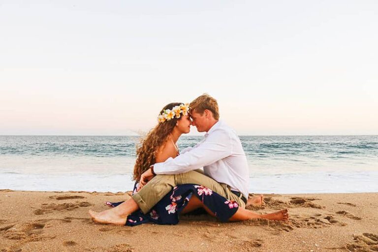 encantadora pareja sentada en la playa