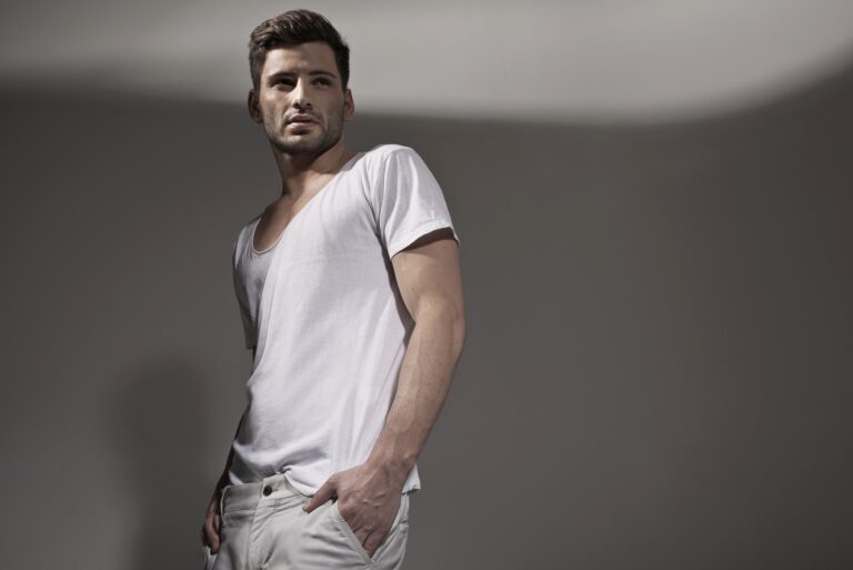 joven guapo posando