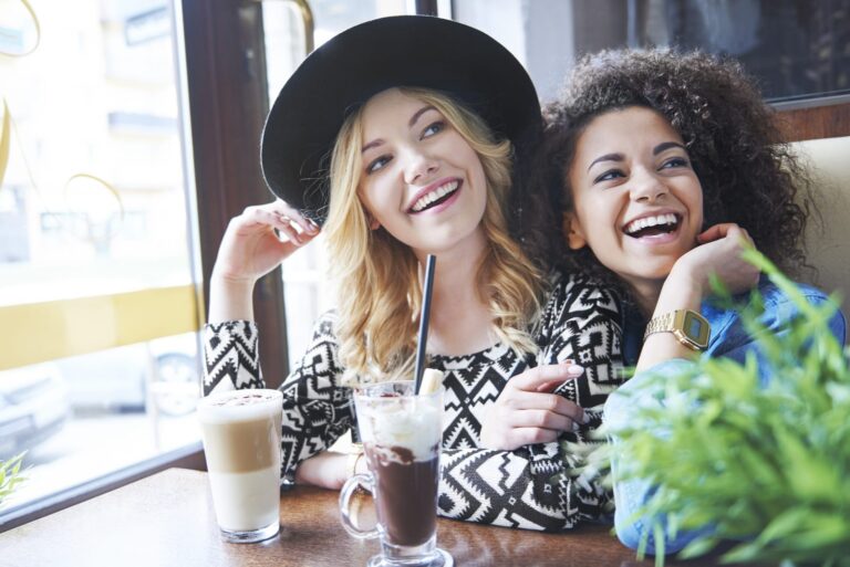 amigos sonrientes divirtiéndose en un café