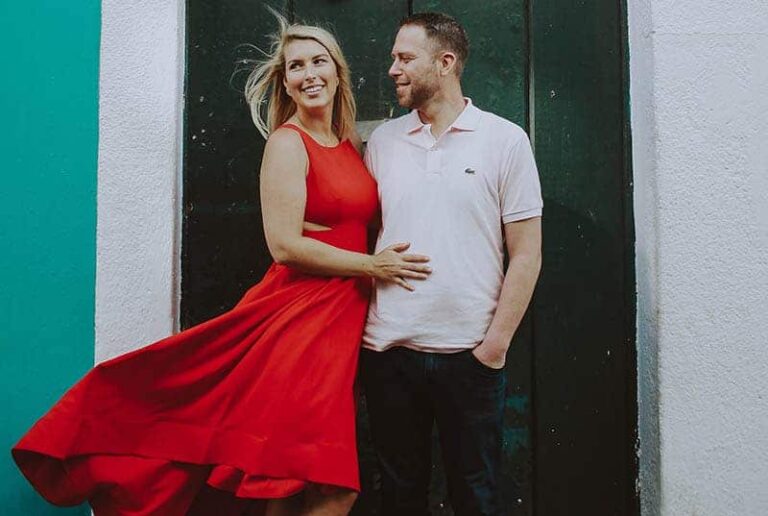 hombre abrazando a mujer con vestido rojo