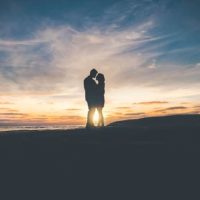 casal romântico de pé ao ar livre